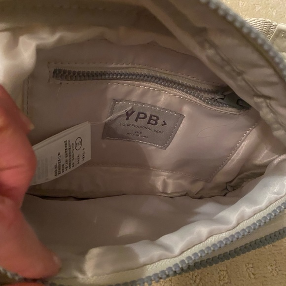 Like new YPB by Abercrombie belt bag - Picture 2 of 4